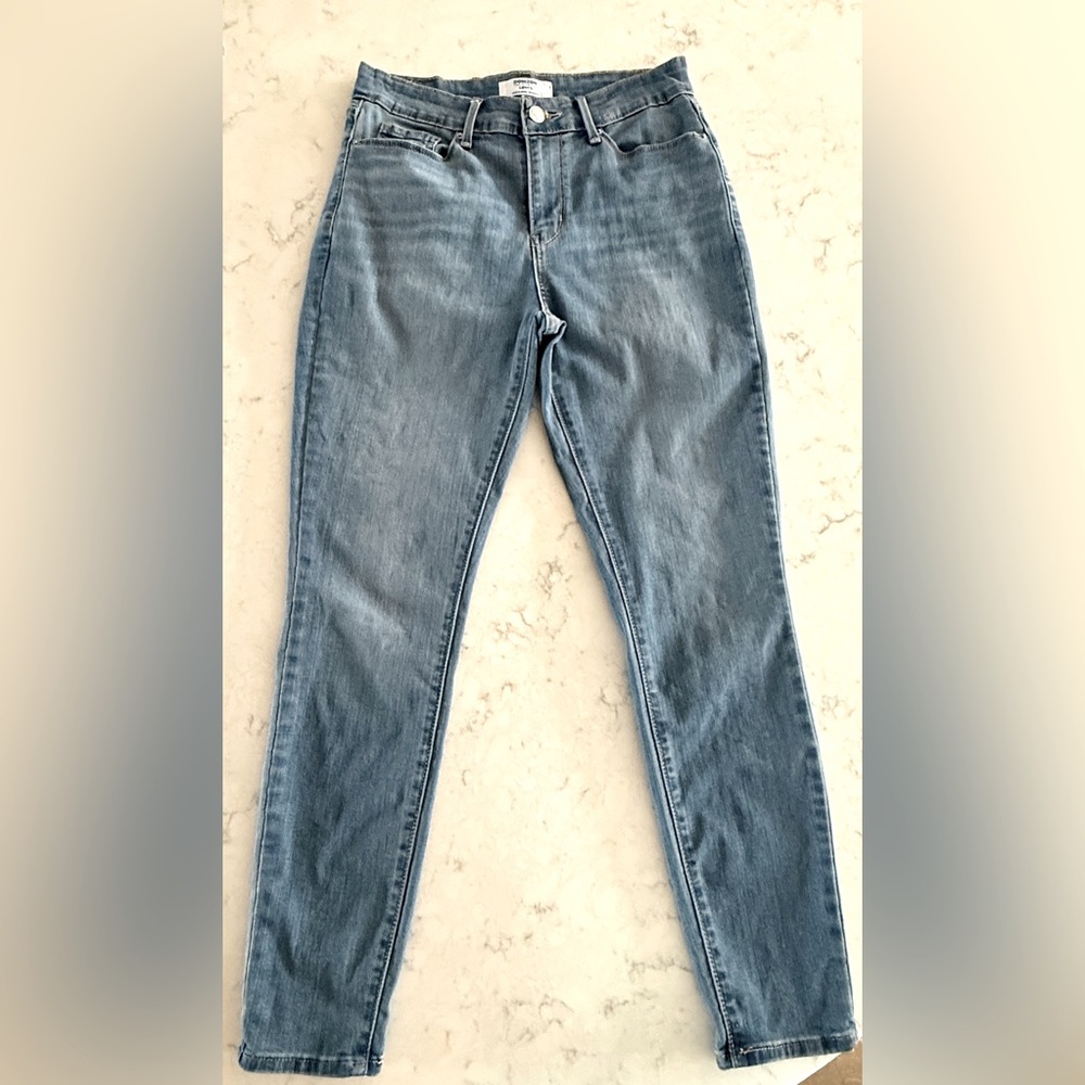 Denizen Levi’s High-Rise Skinny 
Women’s Size 2, Excellent condition, like NEW!!